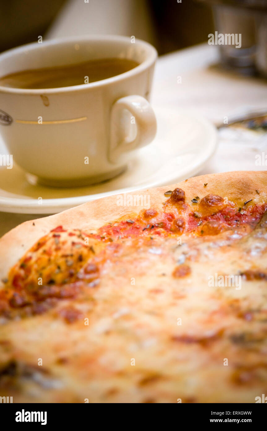 Napoli pizza pizza napoletana formaggio acciughe caffè americano italia ristorante italiano ristoranti alimenti alimentari Foto Stock