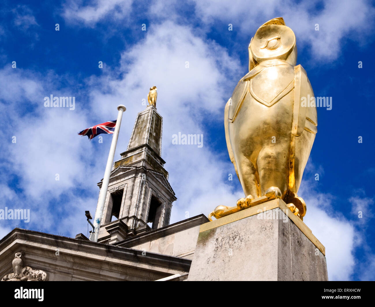 Golden Leeds Il Gufo statua presso la sala civica in Millennium Square Leeds West Yorkshire Inghilterra Foto Stock