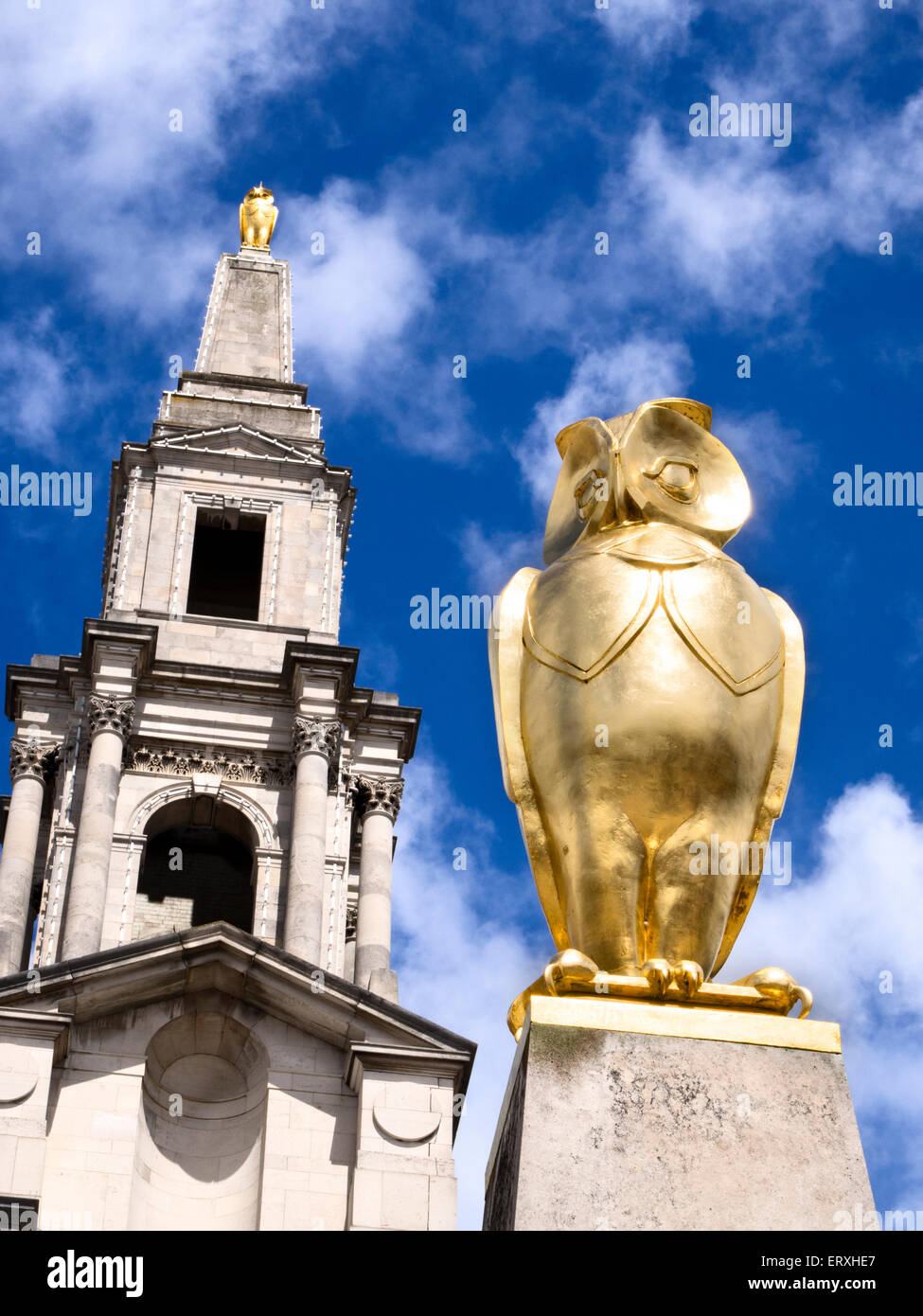 Golden Leeds Il Gufo statua presso la sala civica in Millennium Square Leeds West Yorkshire Inghilterra Foto Stock