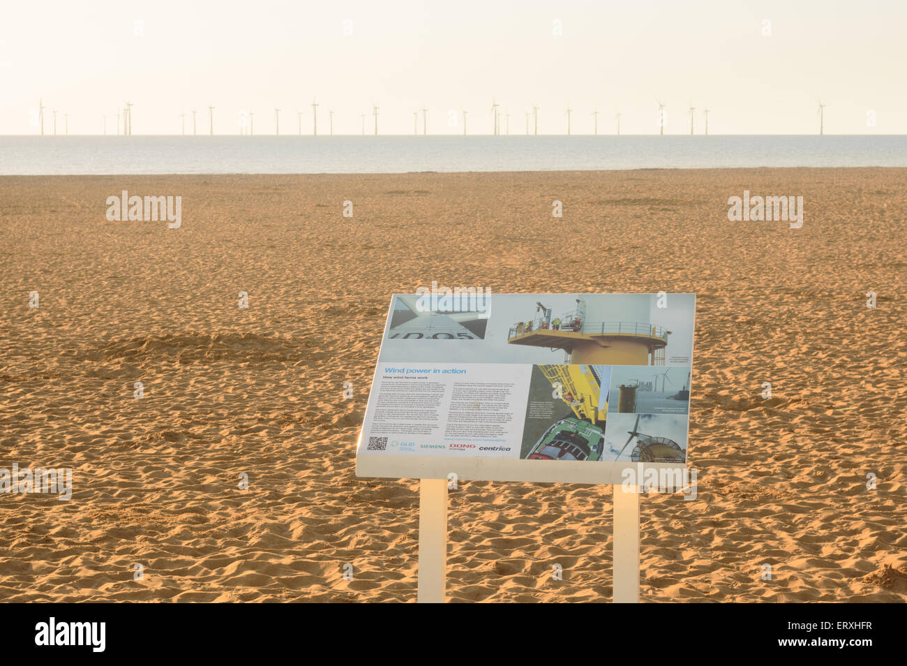 SKEGNESS, Inghilterra - 8 giugno: una scheda di informazioni circa il vento off-shore power azienda agricola che si trova a poca distanza dalla riva di Skegness Foto Stock