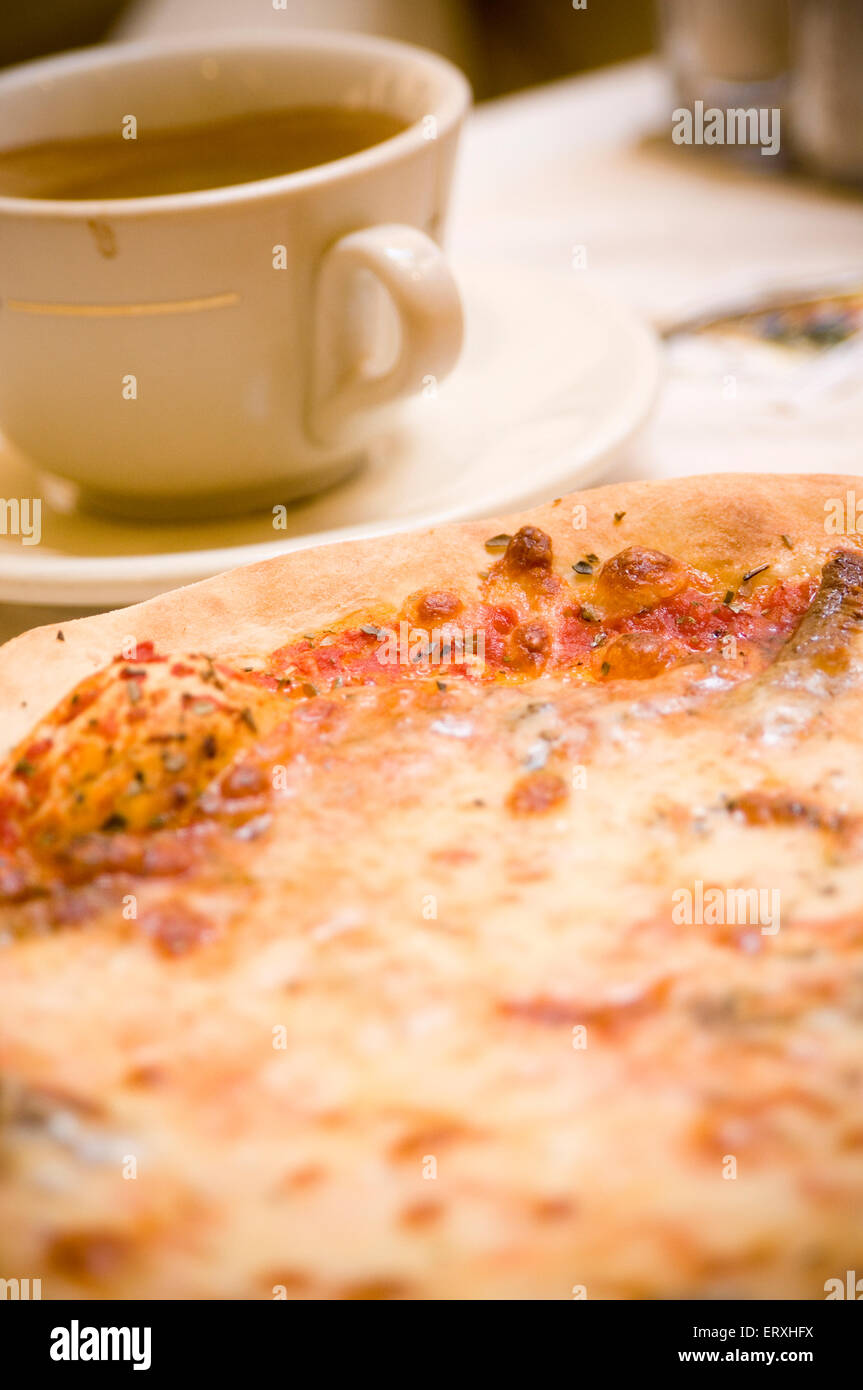Napoli pizza pizza napoletana formaggio acciughe caffè americano italia ristorante italiano ristoranti alimenti alimentari Foto Stock