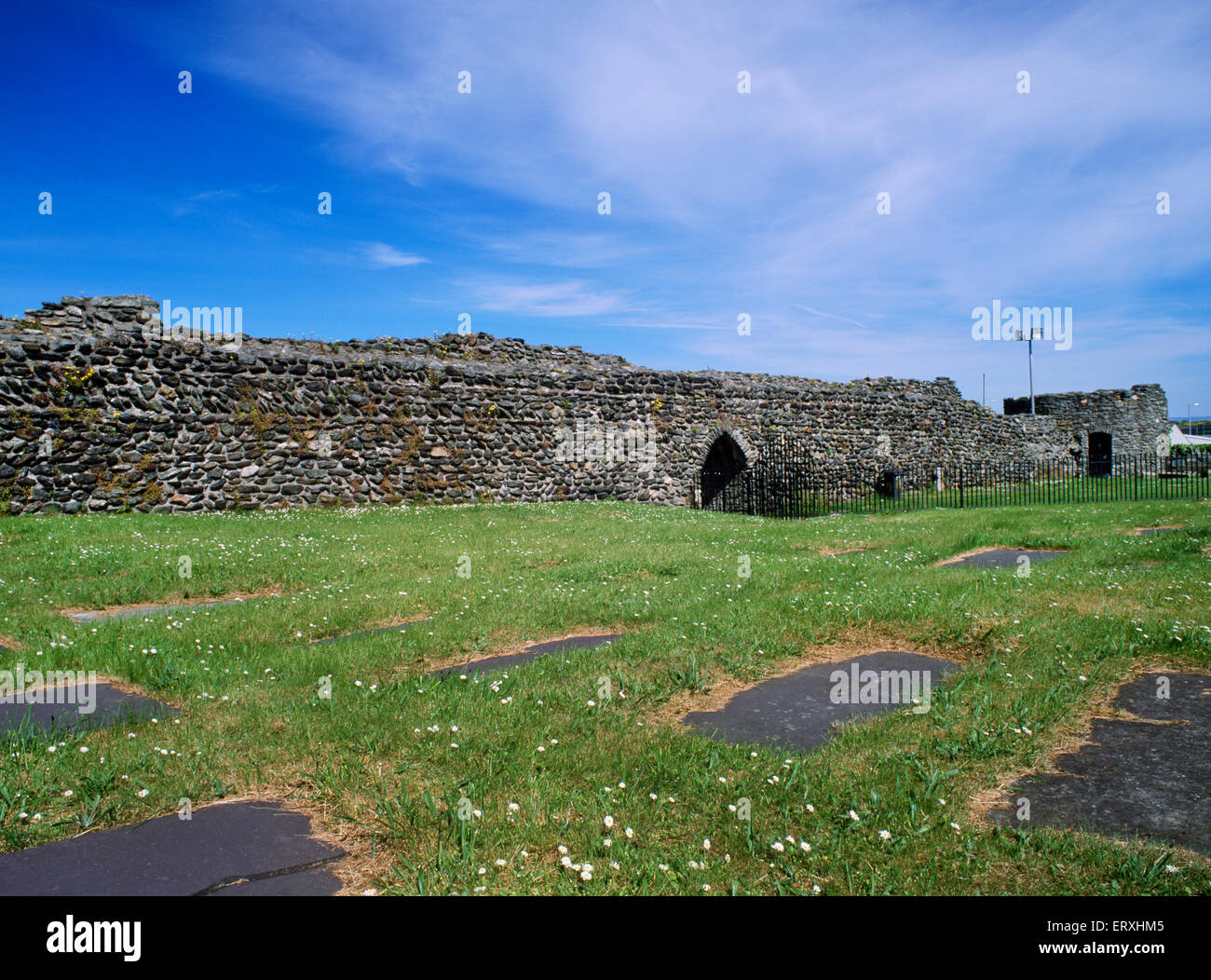 Nastrare & lavori in pietra angolare della parete settentrionale del Caer Gybi romana base navale, Holyhead, Anglesey, utilizzato per C4° Irish pattugliamento marittimo. Foto Stock
