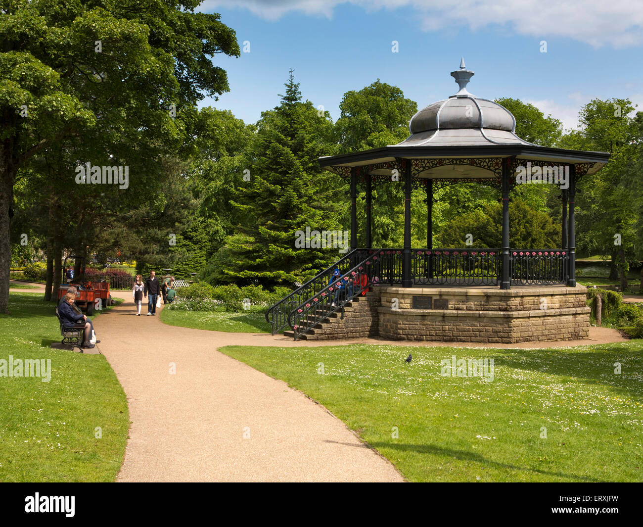 Regno Unito, Inghilterra, Derbyshire, Buxton, Pavilion Gardens, Vittoriano tradizionale ghisa bandstand Foto Stock