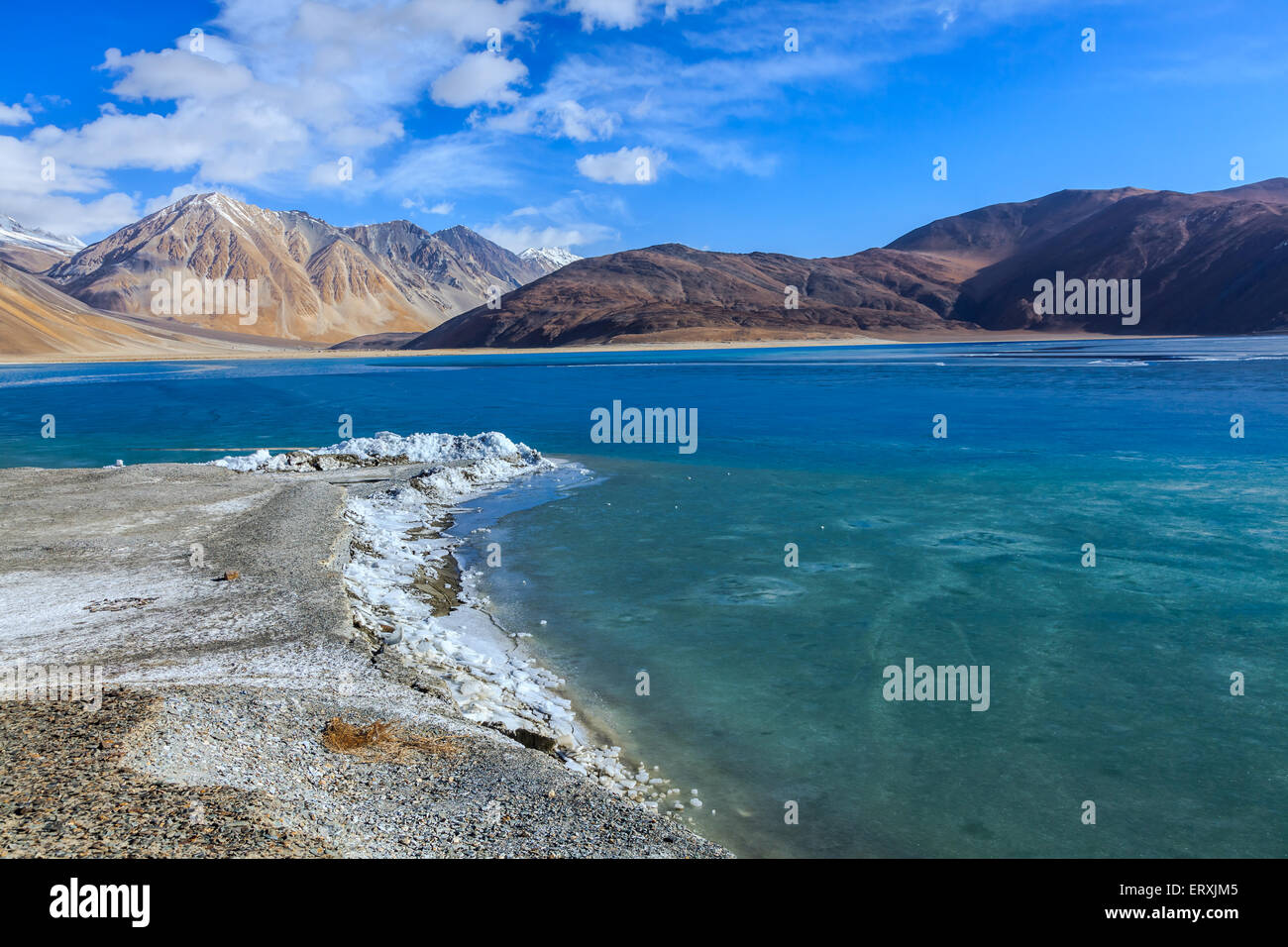 Acqua congelata al Lago Pangong in Leh, regione del Ladakh, India Foto Stock