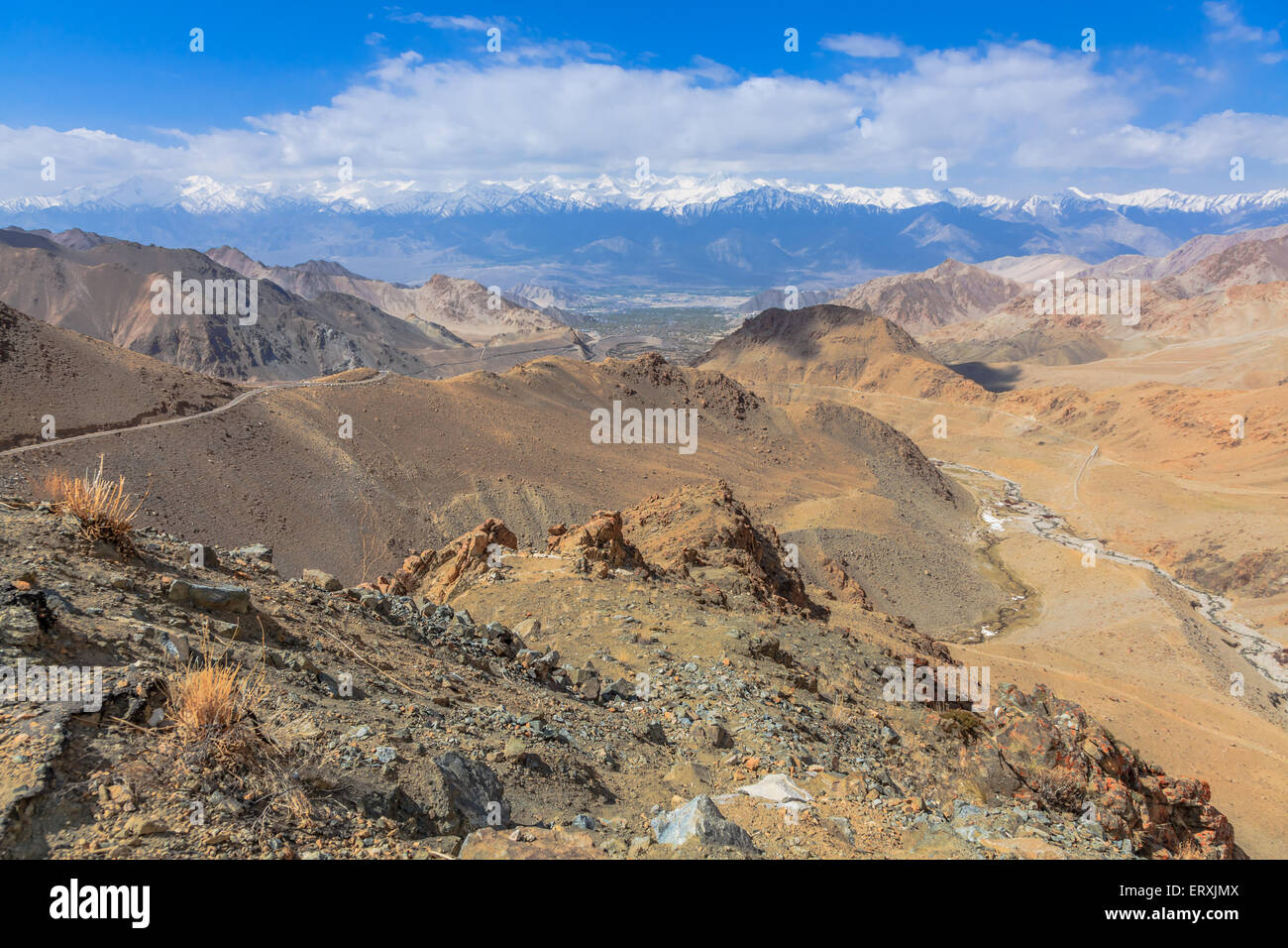 Punto di vista presso la strada di montagna in Leh, regione del Ladakh, India Foto Stock