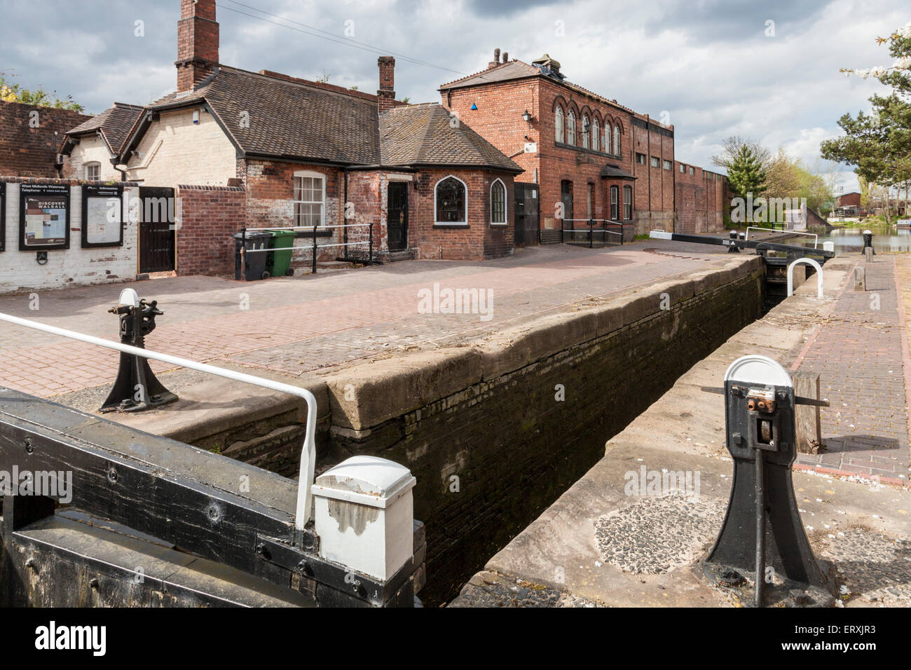 Casello, bloccare Keeper's Cottage e il barcaiolo di riposo, il bloccaggio superiore, Walsall filiale Canal, Birchills, West Midlands, England, Regno Unito Foto Stock