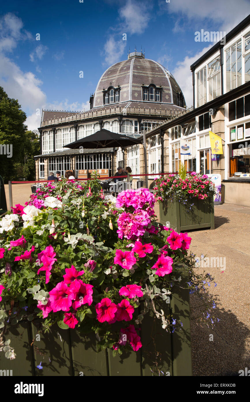 Regno Unito, Inghilterra, Derbyshire, Buxton, Pavilion Gardens, piantatrici floreale al di fuori dell'Ottagono Foto Stock