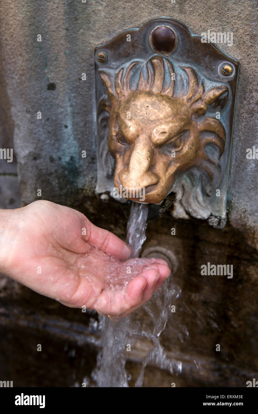 Regno Unito, Inghilterra, Derbyshire, Buxton, il Crescent, St Anne è bene, acqua che sgorga dal becco in mano Foto Stock