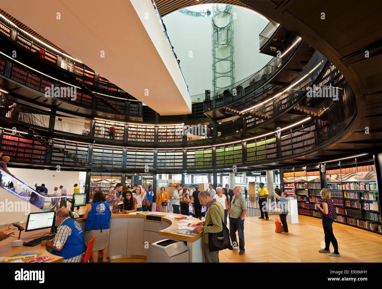 Molte persone all'interno della nuova biblioteca della biblioteca di Birmingham Birmingham West Midlands England, Regno Unito, GB, Europa UE Foto Stock