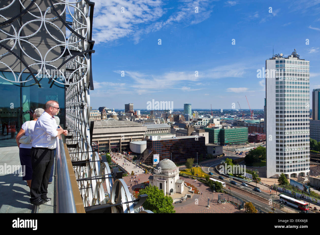 Birmingham vista sullo skyline con persone dalla biblioteca della biblioteca di Birmingham West Midlands England Regno Unito GB EU Europe Foto Stock