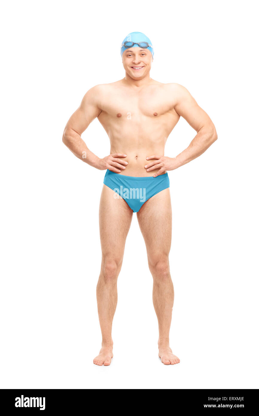 A piena lunghezza Ritratto di una giovane nuotatore muscolare con una nuotata blu cappello e occhiali neri isolati su sfondo bianco Foto Stock