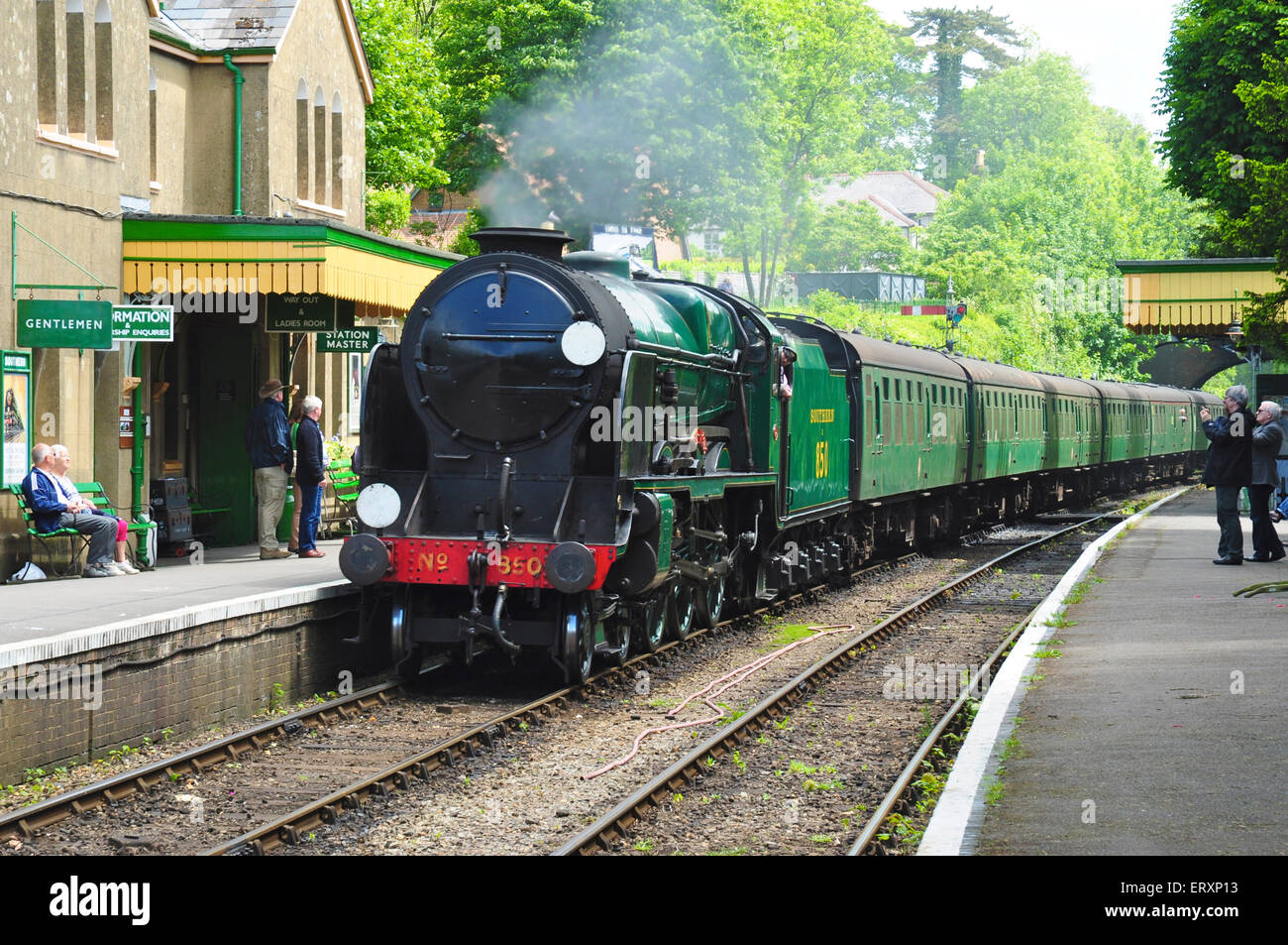 Conserve di locomotiva a vapore n. 850, Lord Nelson arriva a Alresford sulla metà Hants Railway, Hampshire, Inghilterra Foto Stock