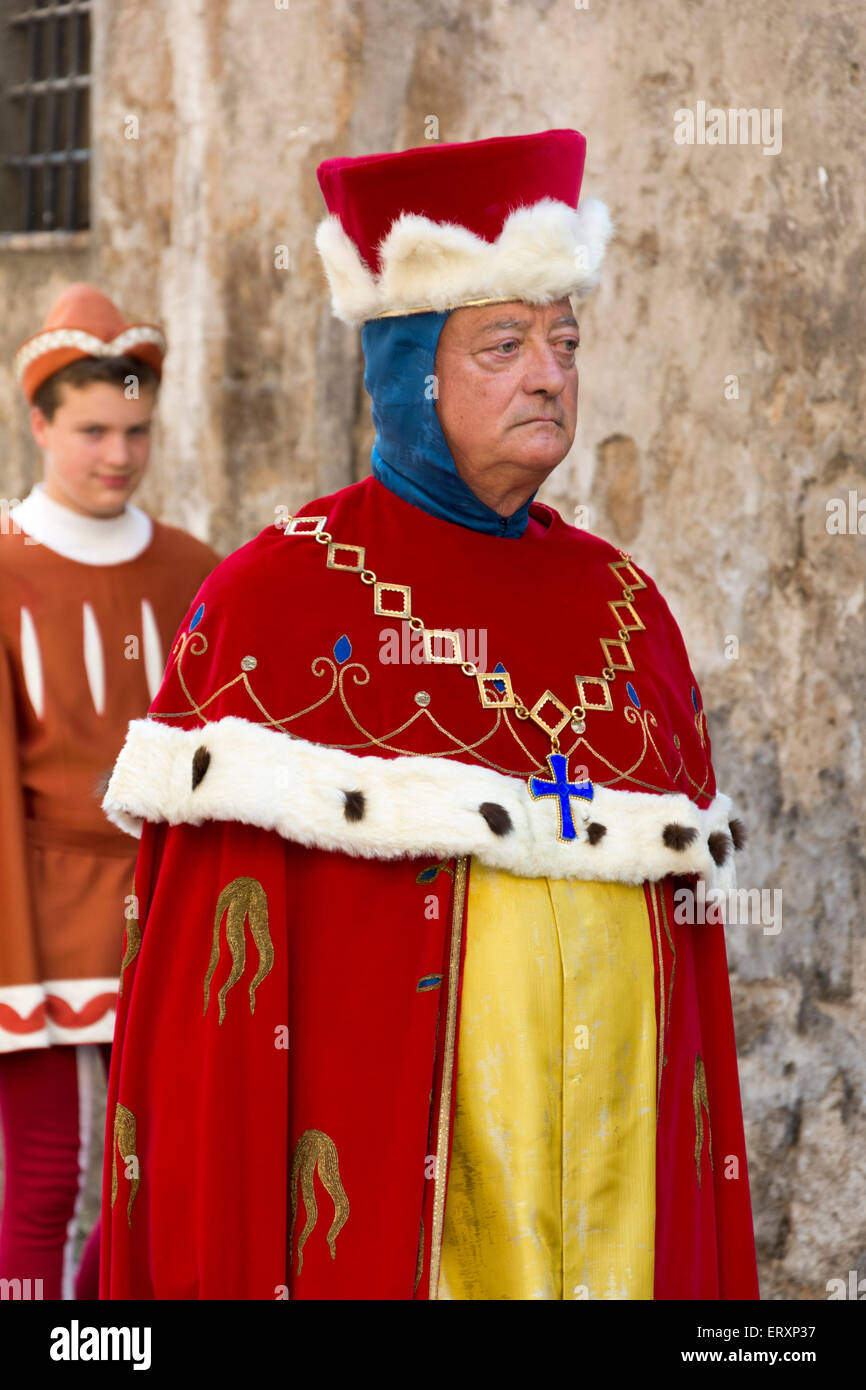 Uomo vestito in costume rinascimentale di un nobile in processione a  Orvieto in Italia per la festa del Corpus Domini Foto stock - Alamy