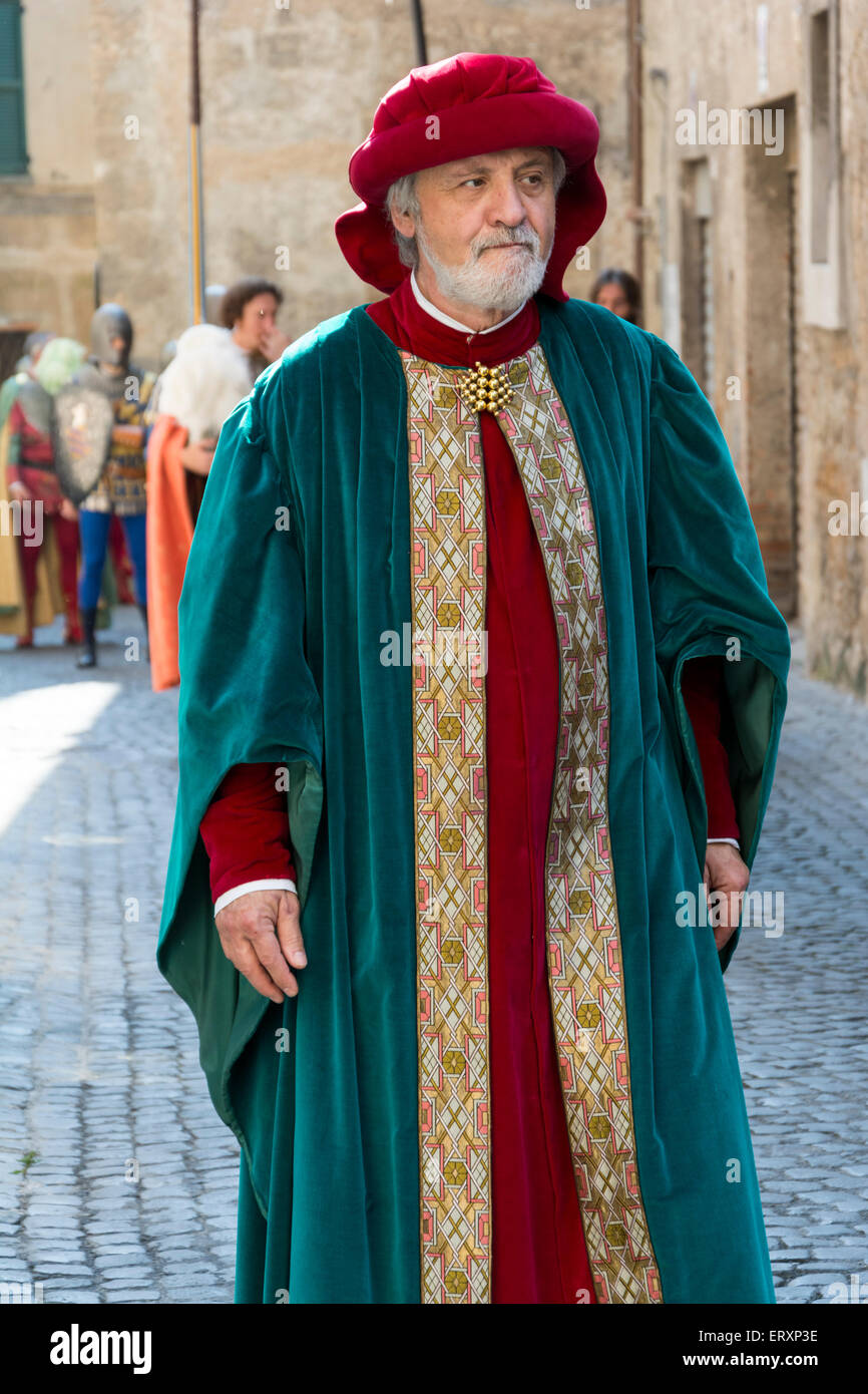 Uomo vestito in costume rinascimentale di un nobile in processione a  Orvieto in Italia per la festa del Corpus Domini Foto stock - Alamy