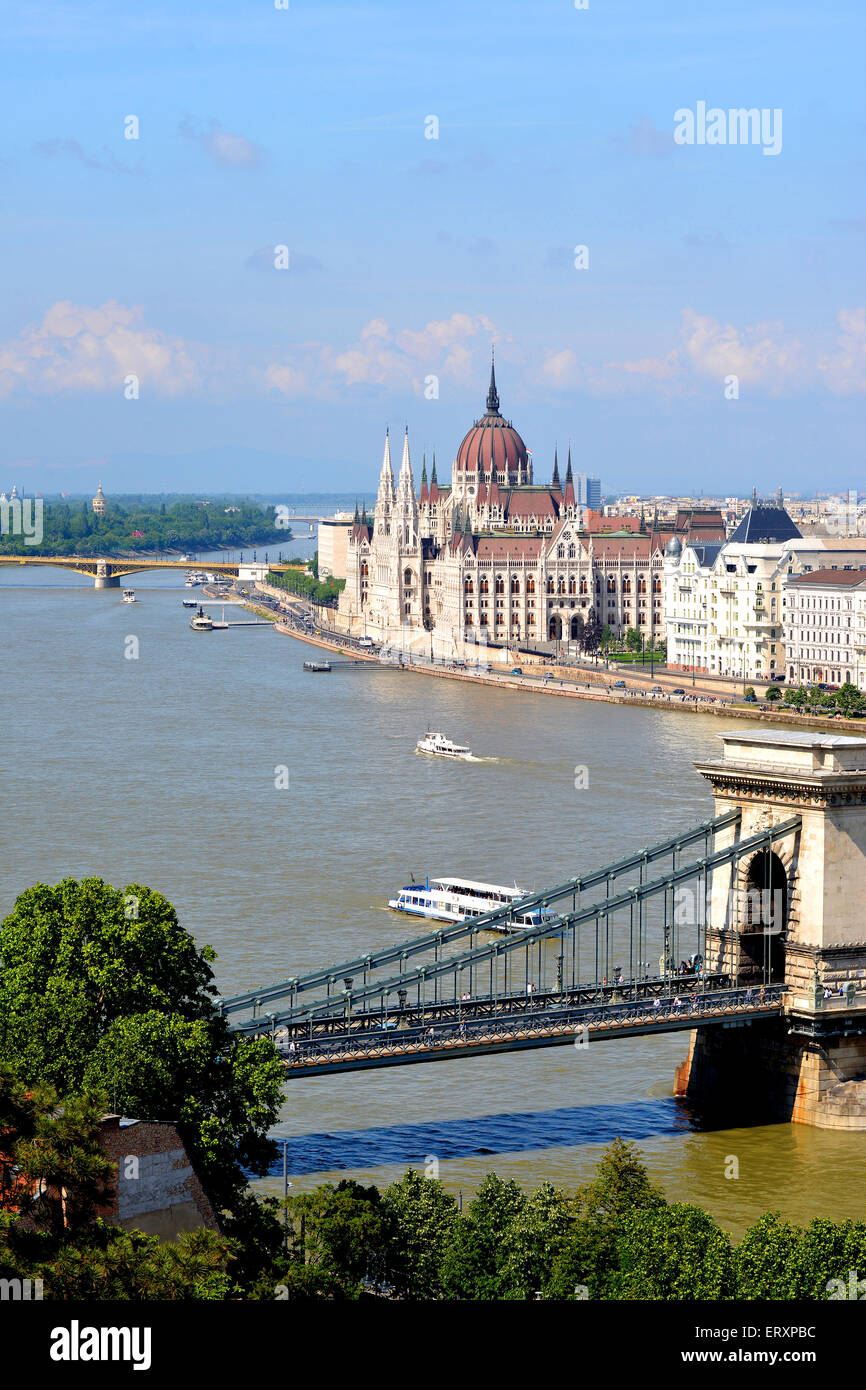 Szecheni Lanchid Chain Bridge sul fiume Danubio e il Parlamento Budapest Ungheria Foto Stock