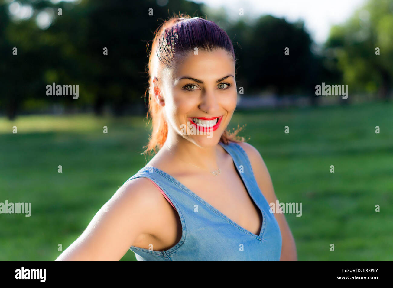 Close up ritratto di Giovane Donna sorridente in un parco Foto Stock