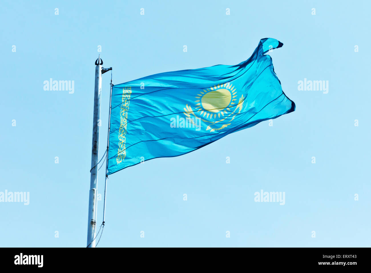 Bandiera del Kazakistan contro il cielo blu Foto Stock