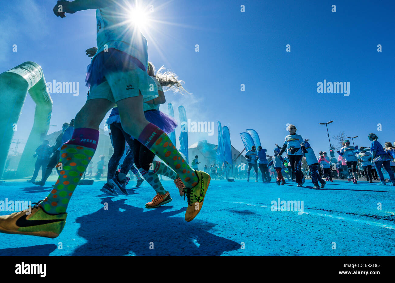 Il Colour Run, Reykjavik, Islanda. "Felice 5k eseguire sul nostro pianeta". Questo è stato il primo colore eseguire tenuto in Islanda, 6 giugno 2015 Foto Stock