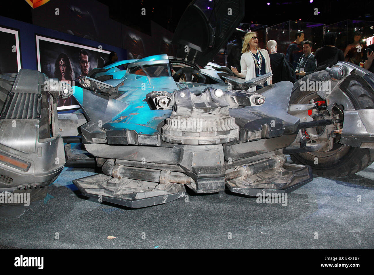 Las Vegas, Nevada, USA. Il 9 giugno, 2015. La Warner Brothers Prodotti Consumer svela la Batmobile da Batman vs Superman:Alba di giustizia al 2015 Licensing Expo il 9 giugno 2015 a Mandalay Bay Convention Center di Las Vegas, Nevada. Credito: Marcel Thomas/ZUMA filo/Alamy Live News Foto Stock