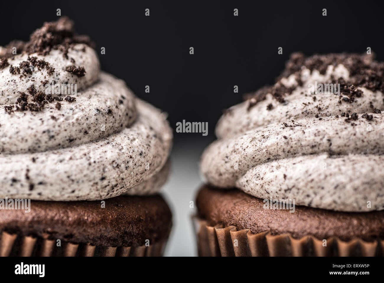 Due cookie e crema tortini smerigliato. Foto Stock