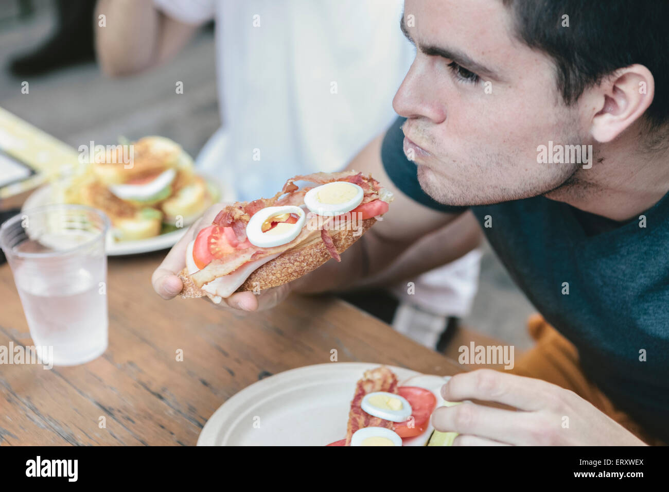 Gli amici di pasto in pubblico di posti a sedere esterni di New York il quartiere finanziario Foto Stock