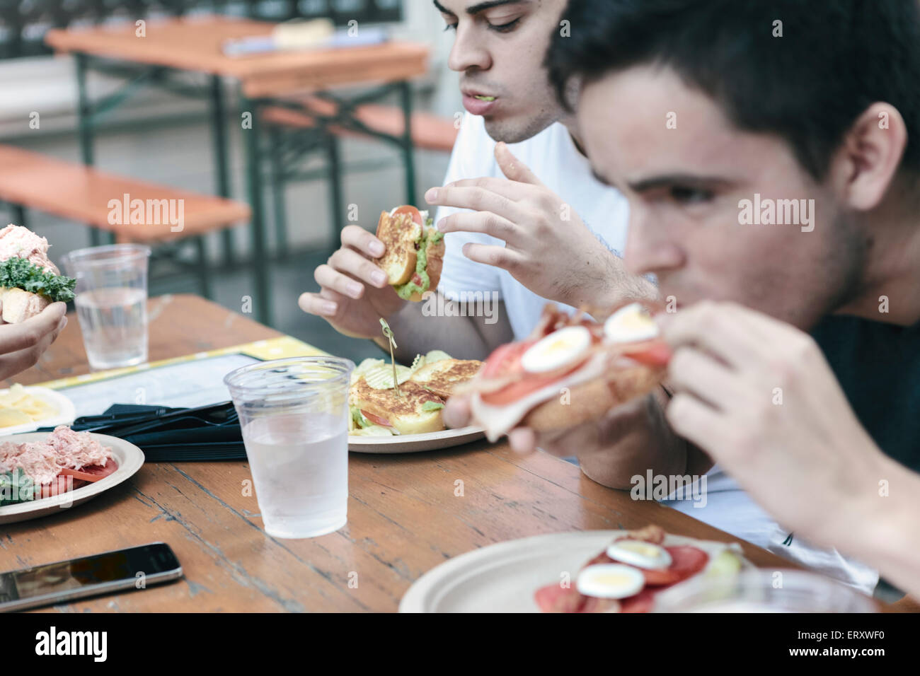 Gli amici di pasto in pubblico di posti a sedere esterni di New York il quartiere finanziario Foto Stock
