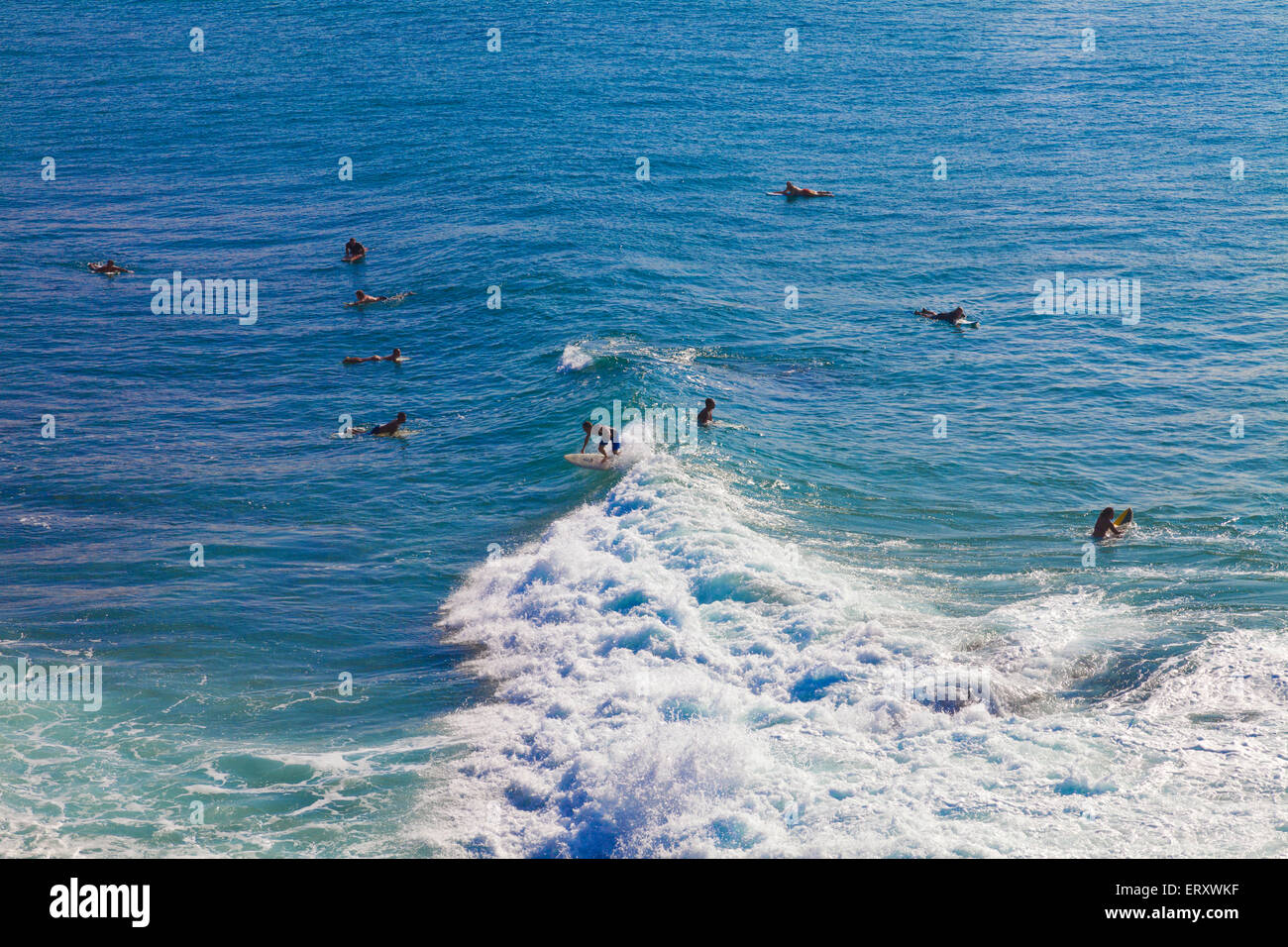 Unidentified surfers cattura un'onda della costa del nord ovest di Maui. Foto Stock