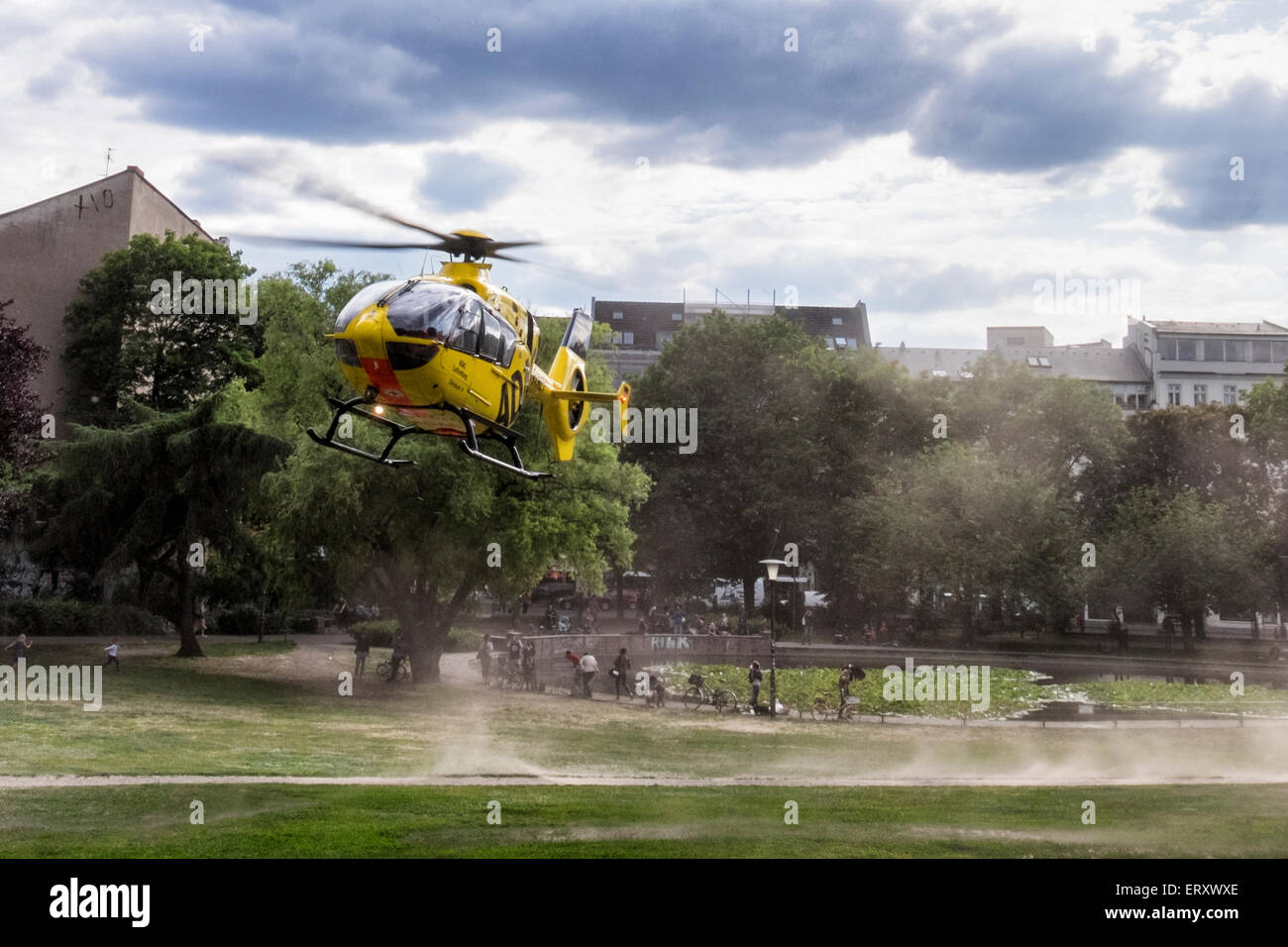 Mitte di Berlino, Germania. 9 Giugno,2015. RTH Christoph 31, un medico di emergenza Salvataggio in elicottero è atterrato in Volkspark am Weinbergsweg oggi per il trattamento di un paziente. L'elicottero è azionato da ADAC (Allgemeine Deutsche Automobil Club e trasporta il pilota, un paramedico e un medico che è in base a Benjamin Franklin Campus dell'Ospedale Charitè.Il servizio è stato lanciato nel 1987 e ed effettua circa 2500 operazioni ogni anno. Si tratta di un raro nel centro di Berlino dove gli ospedali sono facilmente accessibili dalla strada ambulanza. Credito: Eden Breitz/Alamy Live News Foto Stock