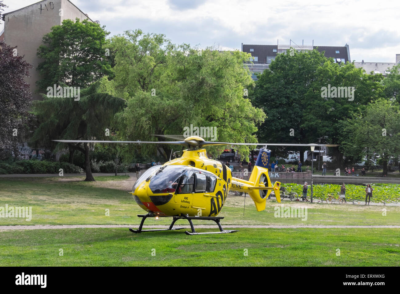 Mitte di Berlino, Germania. 9 Giugno,2015. RTH Christoph 31, un medico di emergenza Salvataggio in elicottero è atterrato in Volkspark am Weinbergsweg oggi per il trattamento di un paziente. L'elicottero è azionato da ADAC (Allgemeine Deutsche Automobil Club e trasporta il pilota, un paramedico e un medico che è in base a Benjamin Franklin Campus dell'Ospedale Charitè.Il servizio è stato lanciato nel 1987 e ed effettua circa 2500 operazioni ogni anno. Si tratta di un raro nel centro di Berlino dove gli ospedali sono facilmente accessibili dalla strada ambulanza. Credito: Eden Breitz/Alamy Live News Foto Stock