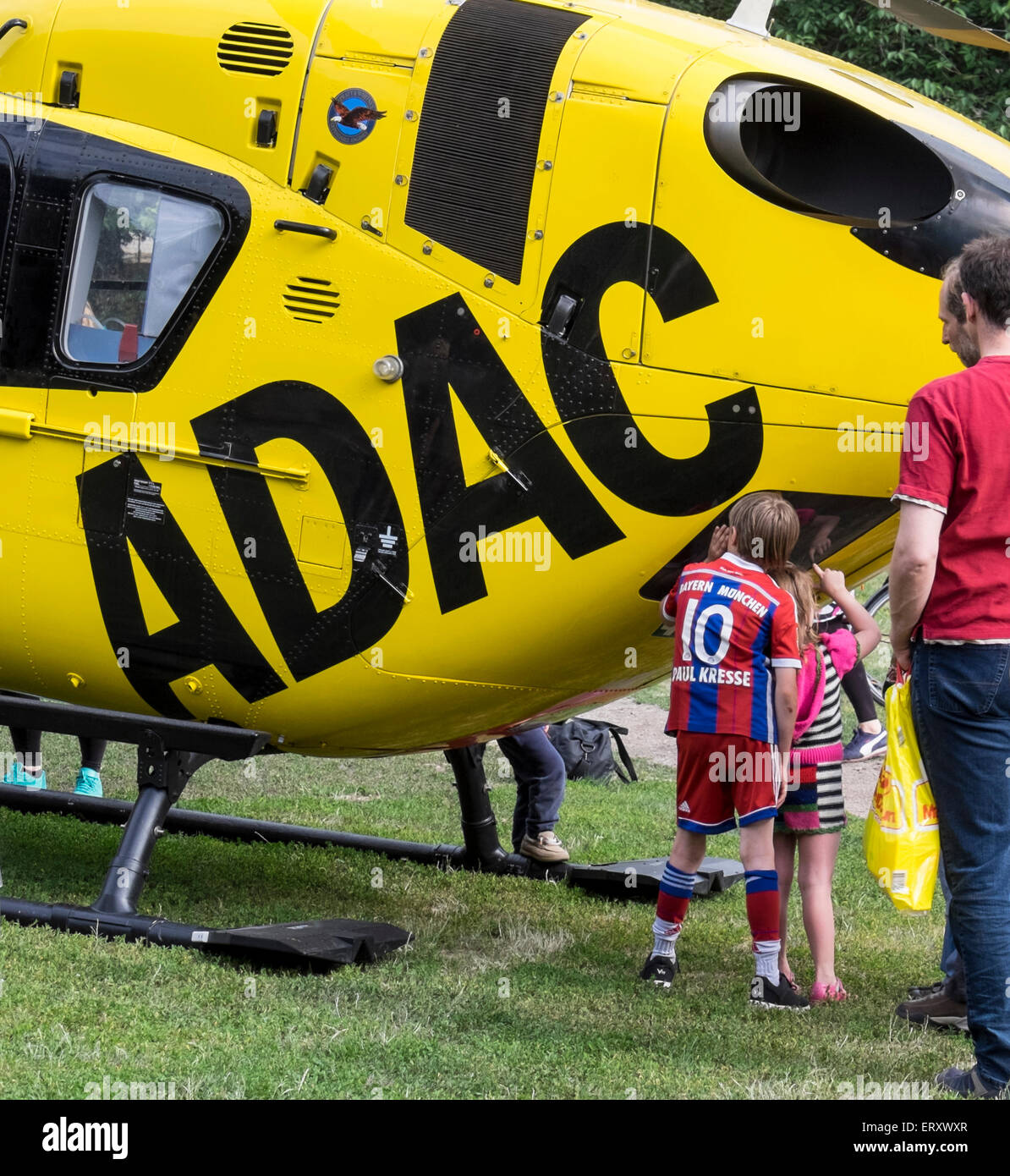 Mitte di Berlino, Germania. 9 Giugno,2015. RTH Christoph 31, un medico di emergenza Salvataggio in elicottero è atterrato in Volkspark am Weinbergsweg oggi per il trattamento di un paziente. L'elicottero è azionato da ADAC (Allgemeine Deutsche Automobil Club e trasporta il pilota, un paramedico e un medico che è in base a Benjamin Franklin Campus dell'Ospedale Charitè.Il servizio è stato lanciato nel 1987 e ed effettua circa 2500 operazioni ogni anno. Si tratta di un raro nel centro di Berlino dove gli ospedali sono facilmente accessibili dalla strada ambulanza. Credito: Eden Breitz/Alamy Live News Foto Stock