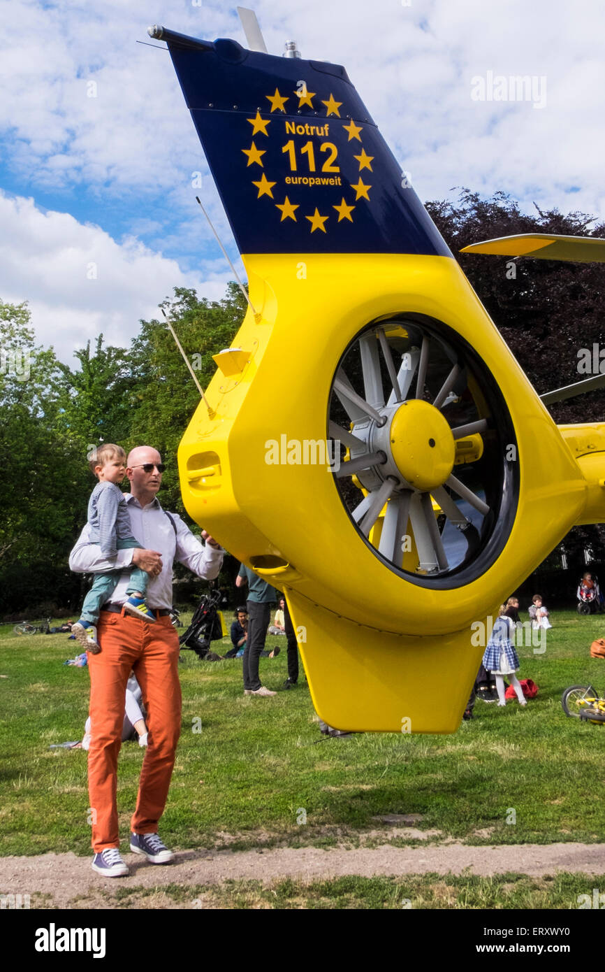 Mitte di Berlino, Germania. 9 Giugno,2015. RTH Christoph 31, un medico di emergenza Salvataggio in elicottero è atterrato in Volkspark am Weinbergsweg oggi per il trattamento di un paziente. L'elicottero è azionato da ADAC (Allgemeine Deutsche Automobil Club e trasporta il pilota, un paramedico e un medico che è in base a Benjamin Franklin Campus dell'Ospedale Charitè.Il servizio è stato lanciato nel 1987 e ed effettua circa 2500 operazioni ogni anno. Si tratta di un raro nel centro di Berlino dove gli ospedali sono facilmente accessibili dalla strada ambulanza. Credito: Eden Breitz/Alamy Live News Foto Stock