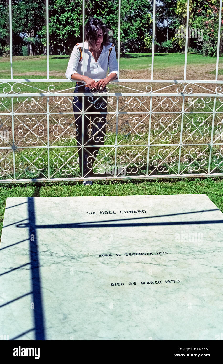 La tomba di British-nato Noel Coward -- una delle più ingegnose, flamboyant e uomini famosi del XX secolo-- è una pianura tomba in marmo sulla cima di una collina a lucciola, il nome della sua casa dei Caraibi che si affaccia su Port Maria Bay in Giamaica. Il 73-anno-vecchio drammaturgo, compositore, regista, attore, paroliere, cantante, scrittore e pittore vi morì di insufficienza cardiaca nel 1973. Egli è stato nominato cavaliere dalla Regina Elisabetta II nel 1970 e successivamente è stata affrontata come Sir Noel Coward. Foto Stock