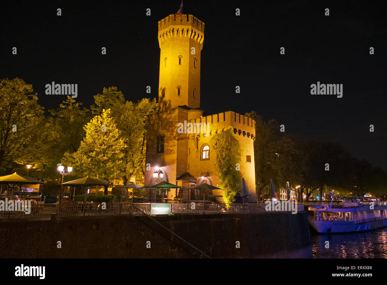 Colonia Reno Germania Fiume Cattedrale castelli gru riflessione scena notturna Foto Stock
