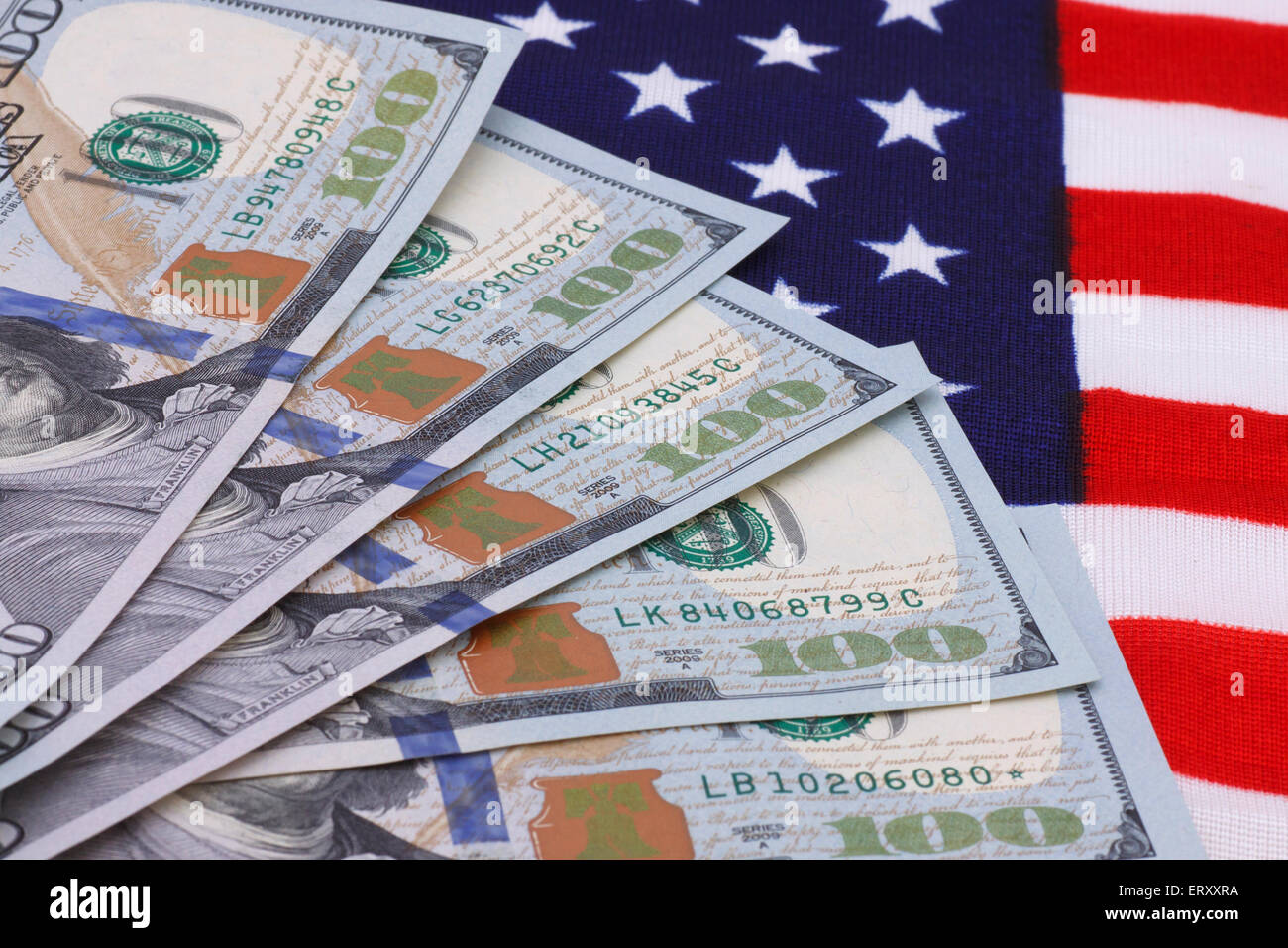 Chiudere fino a cento dollari banconote sulla bandiera degli Stati Uniti Foto Stock