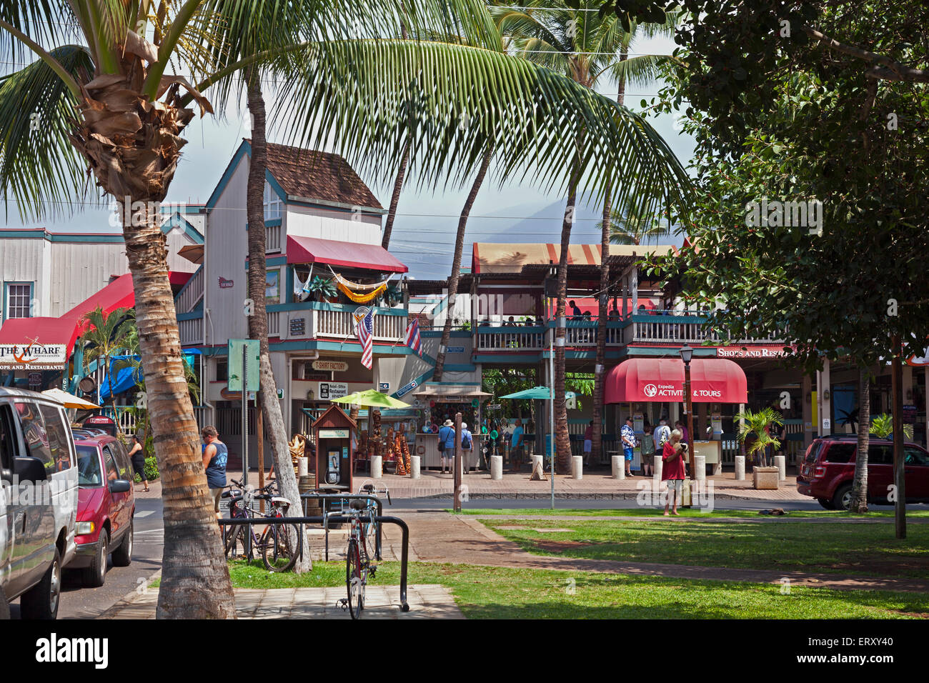 Vista di fronte strada presso l'angolo di strada Hotel nel cuore del centro cittadino di Lahaina, il più grande centro di Maui, Hawaii. Foto Stock