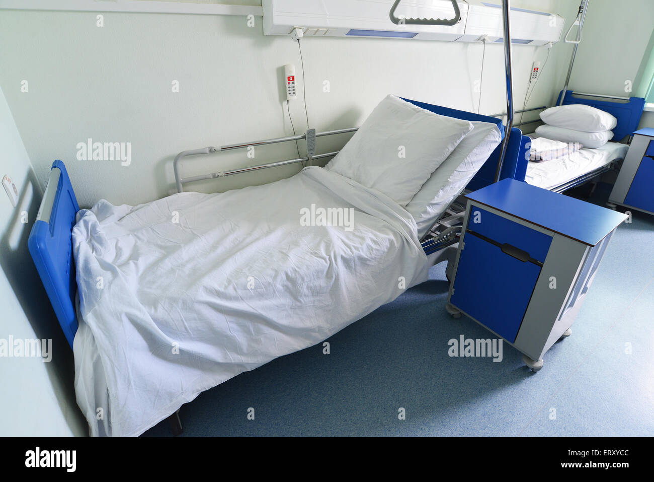 Letti di ospedale in un ospedale privato ward Foto Stock