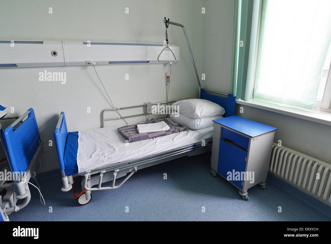 Letti di ospedale in un ospedale privato ward Foto Stock