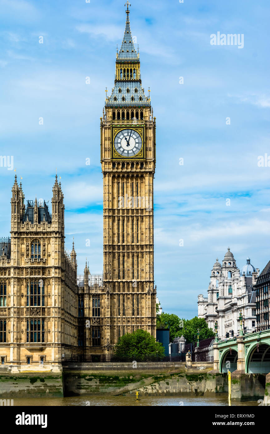 Architectura particolare del Palazzo di Westminster con Elizabeth Tower. Foto Stock