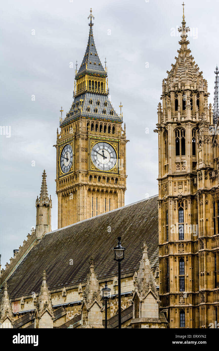Architectura dettaglio di Elizabeth Tower o il Big Ben e le case del grande orologio di Westminster. Foto Stock