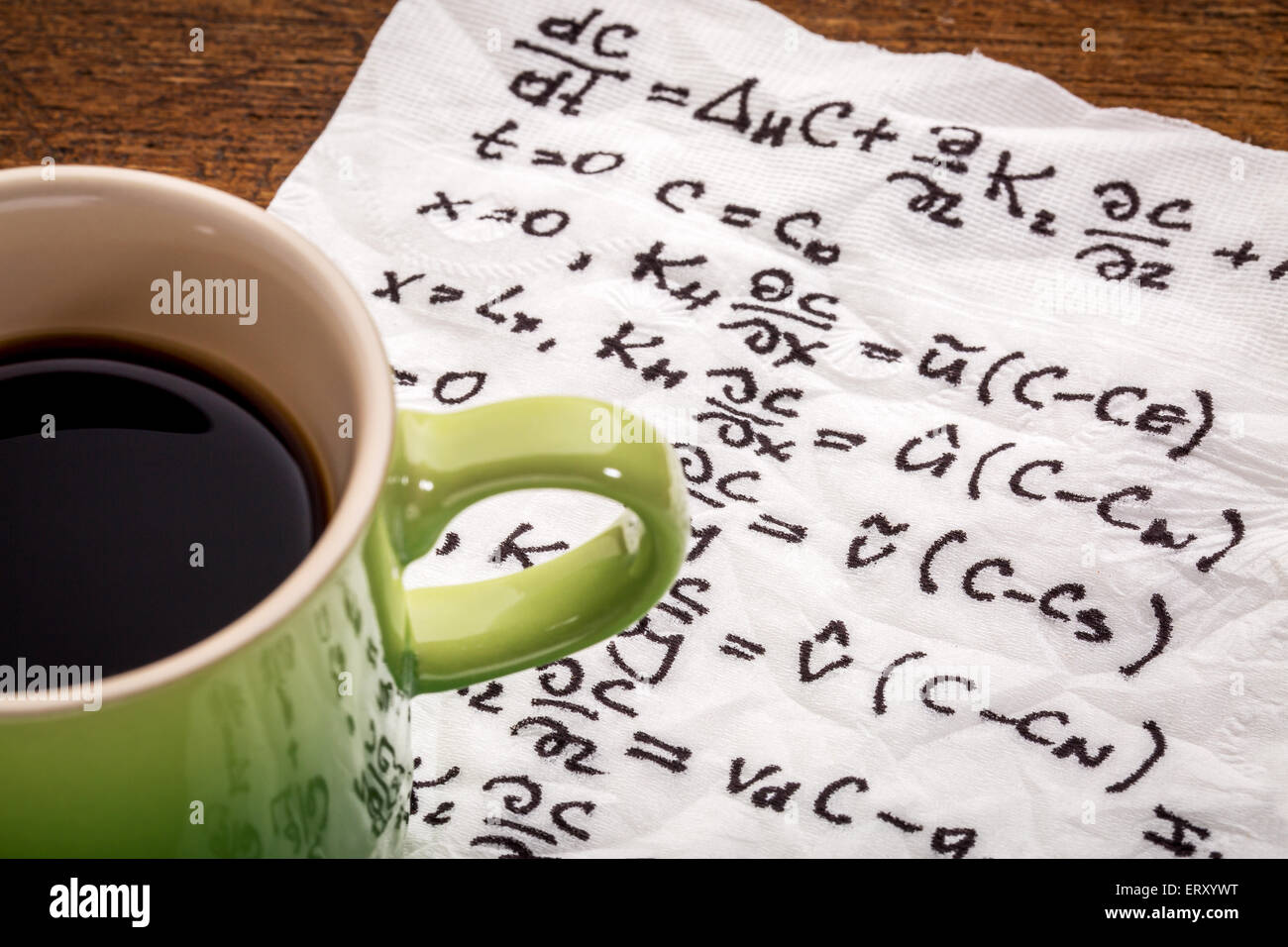 Equazioni matematiche della fisica - scrittura su un tovagliolo con una tazza di caffè Foto Stock