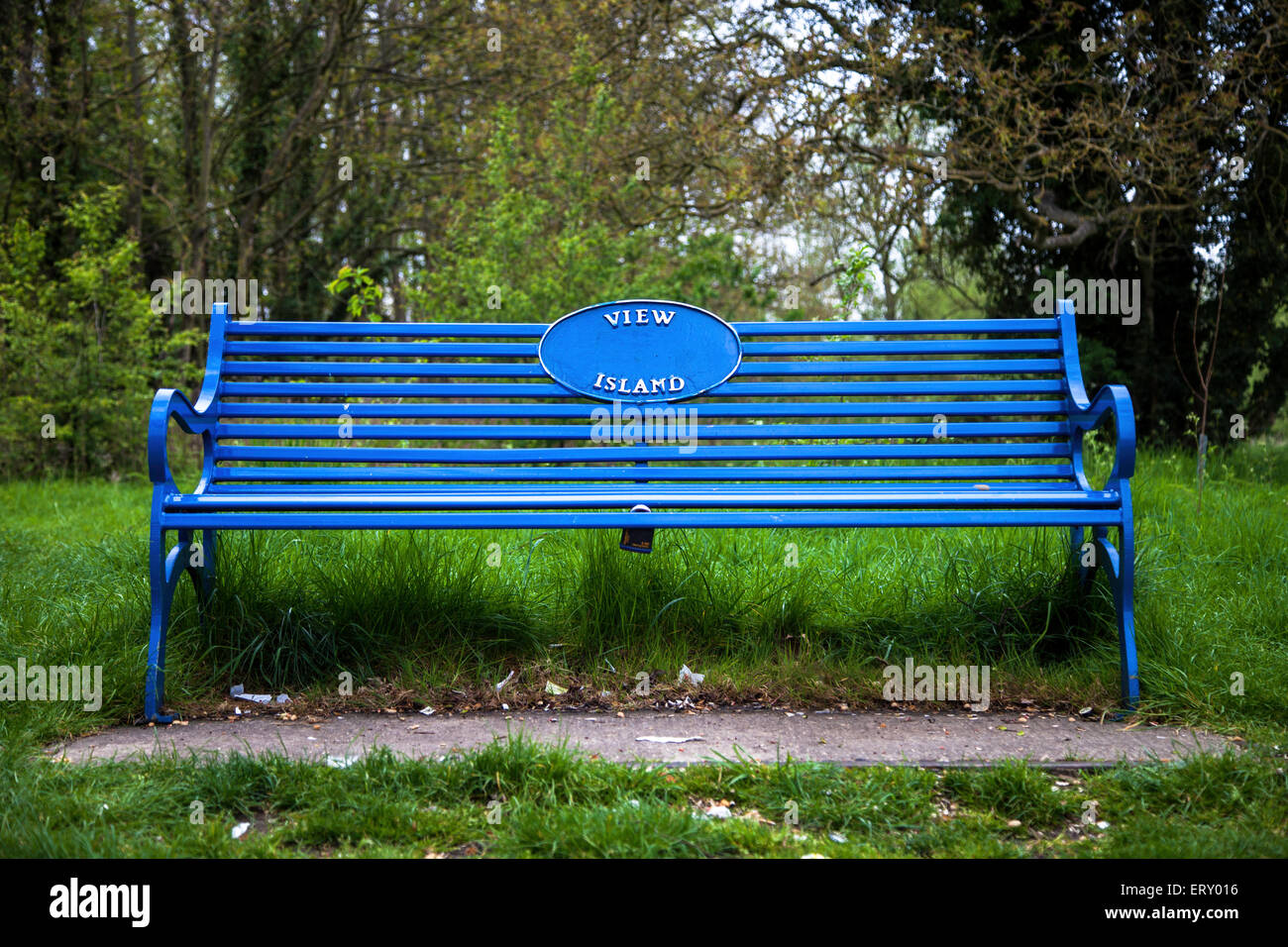 Una panchina nel parco in Reading, Berkshire Foto Stock