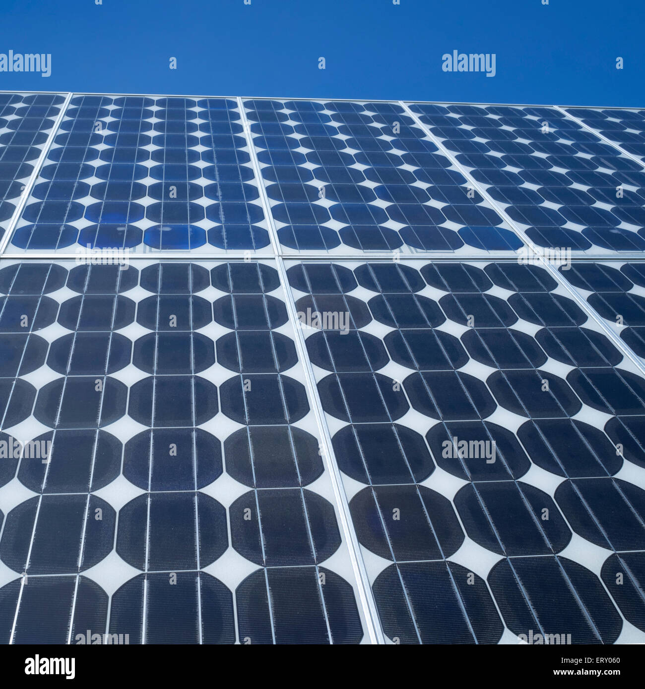 Pannello solare fotovoltaico in array di celle close up blue sky spazio copia fonti energetiche pulite eco-friendly fonte di alimentazione Foto Stock