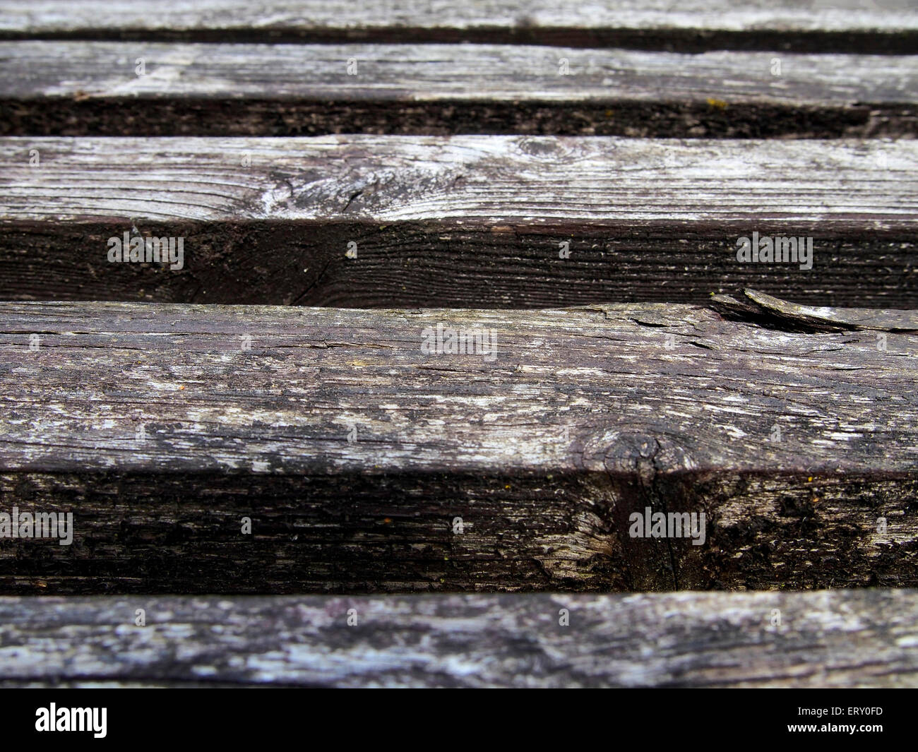 Close-up di dettaglio della superficie del legno stagionato mobili da giardino che mostra la consistenza della grana aperta. Foto Stock