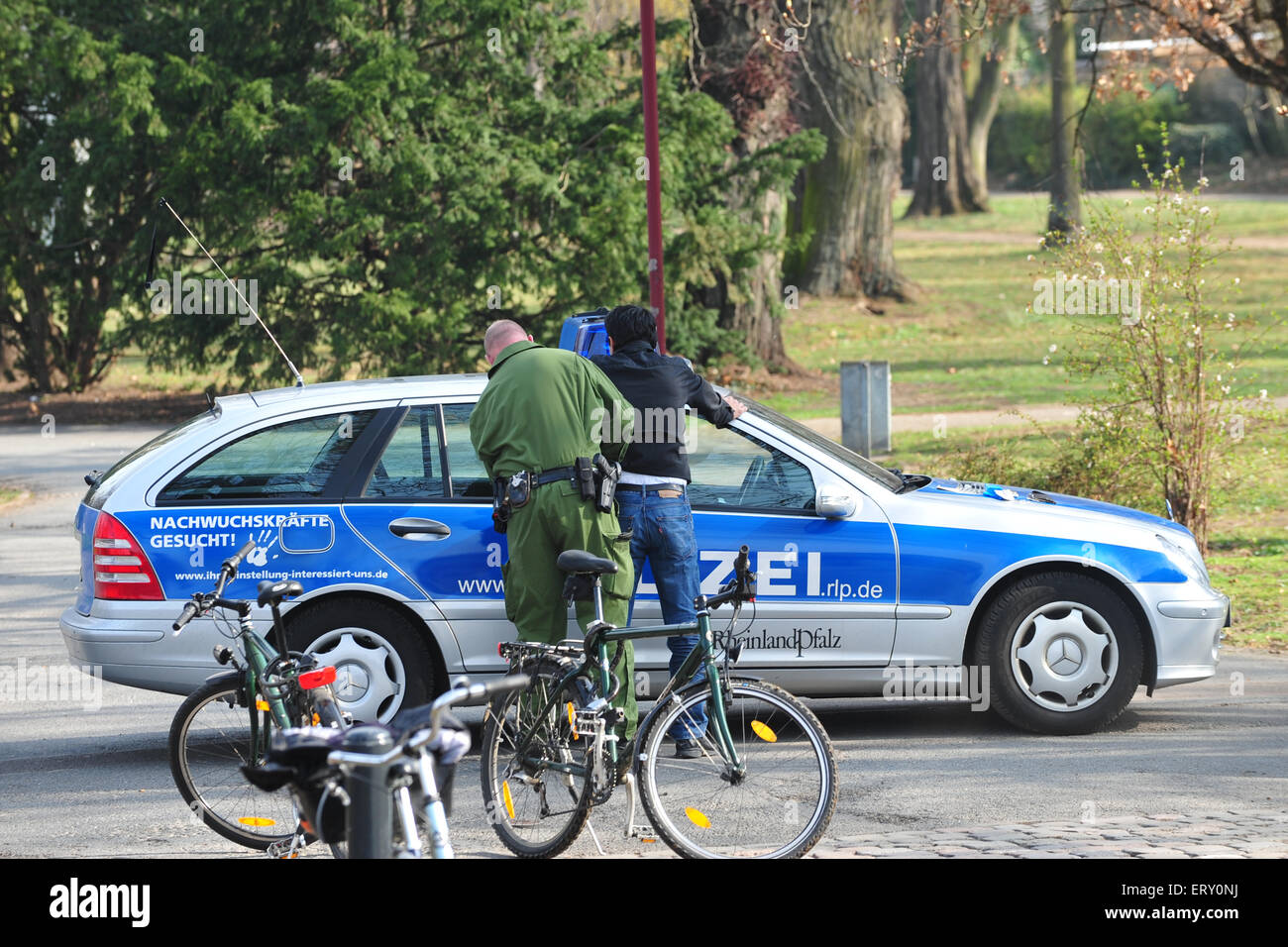 Gli uomini della polizia controllando i concessionari in un parco, eroina schizzi Foto Stock