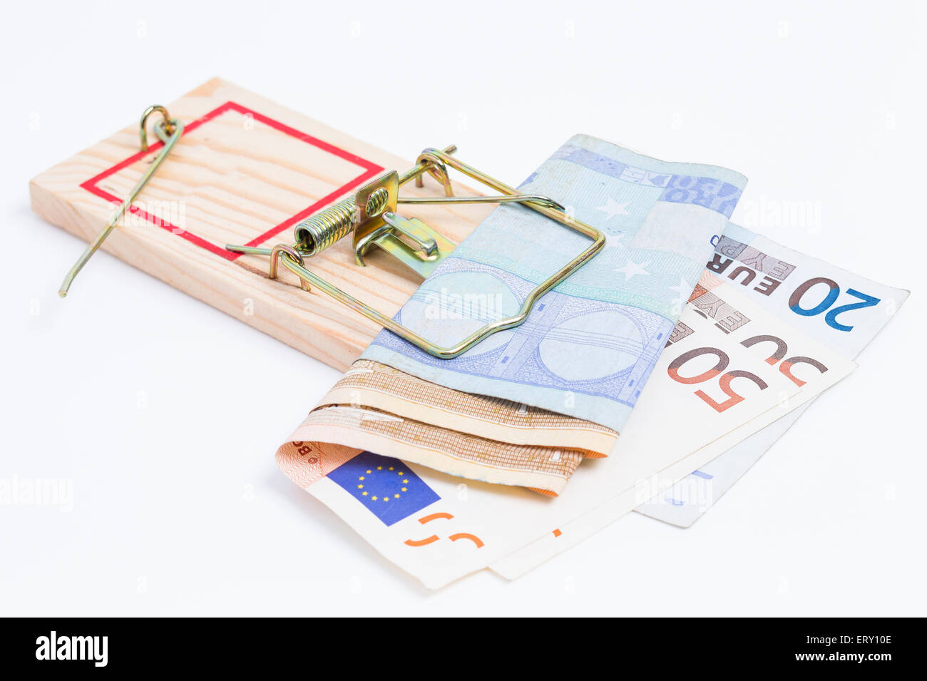 L'immagine mostra un mousetrap con alcune banconote su sfondo bianco Foto Stock
