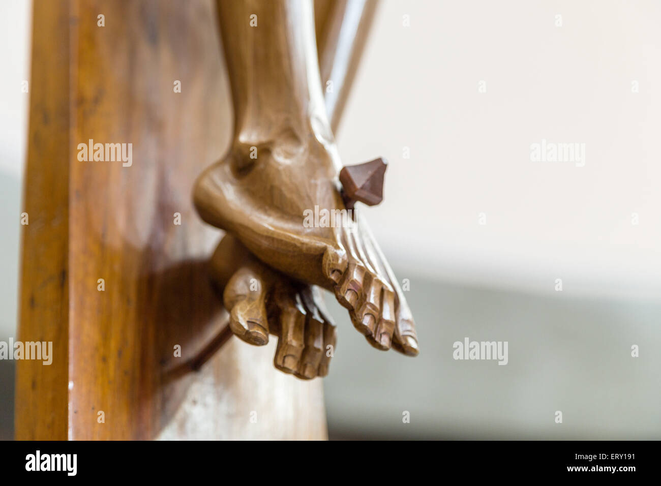 Dettaglio dei piedi inchiodati in un legno scolpito statua della crocifissione di Gesù Cristo Foto Stock