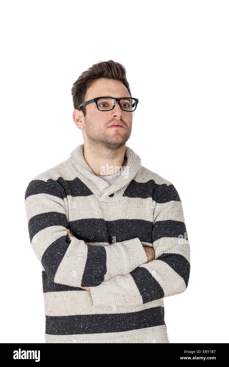 Ritratto di un bel giovane con gli occhiali che indossa un maglione,isolata contro uno sfondo bianco. Foto Stock