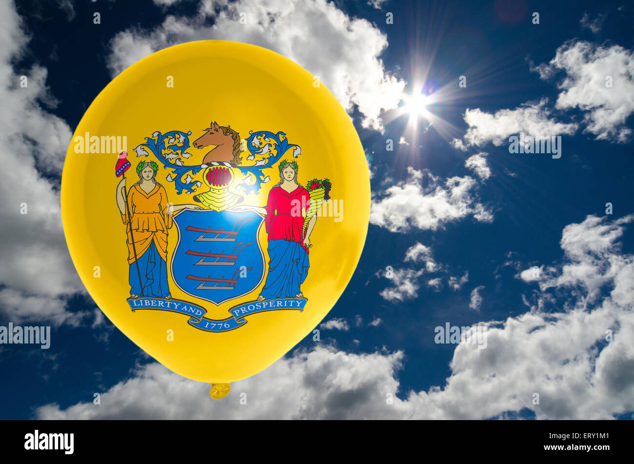 Pallone a colori del new jersey bandiera sul cielo blu Foto Stock