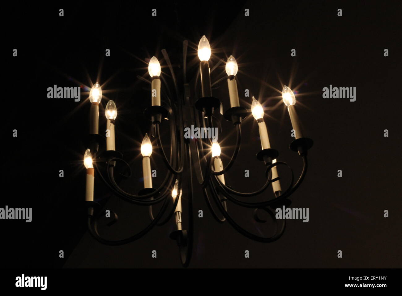 Un lampadario con finti candele si illumina di notte. Foto Stock