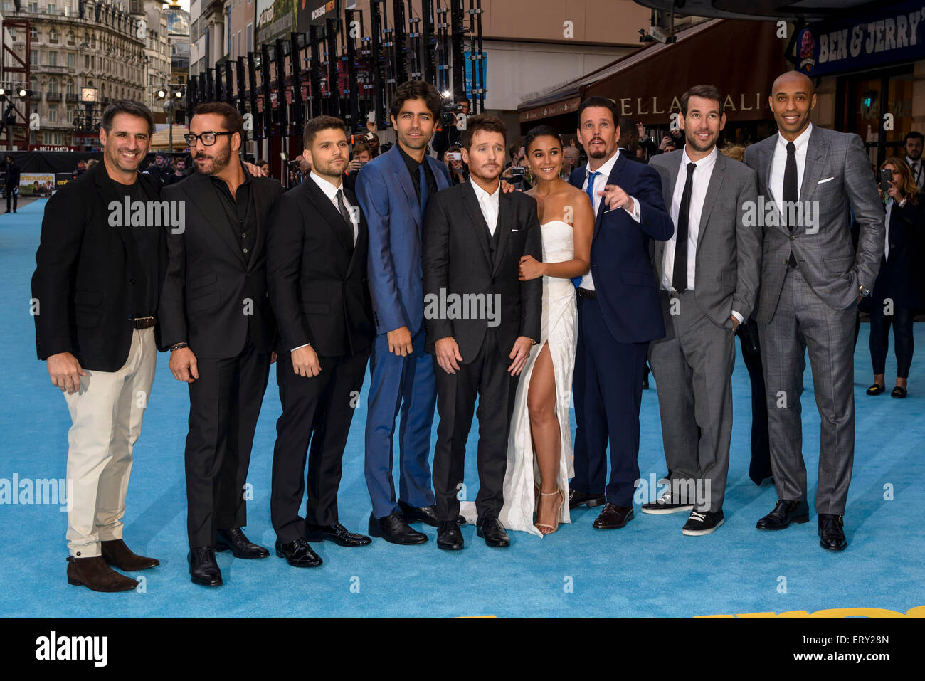 Rob Weiss, Jeremy Piven, Jerry Ferrara, Adrian Grenier, Kevin Connolly, Emmanuelle Chriqui, Kevin Dillon regista Doug Ellin e Thierry Henry arriva sul tappeto blu per la premiere europeo di Entourage su 09/06/2015 in VUE West End di Londra. Foto di Julie Edwards Foto Stock